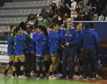 Bera Berako jokalariak eta Imanol Alvarez entrenatzailea partida hasi aurretik elkar animatzen. 