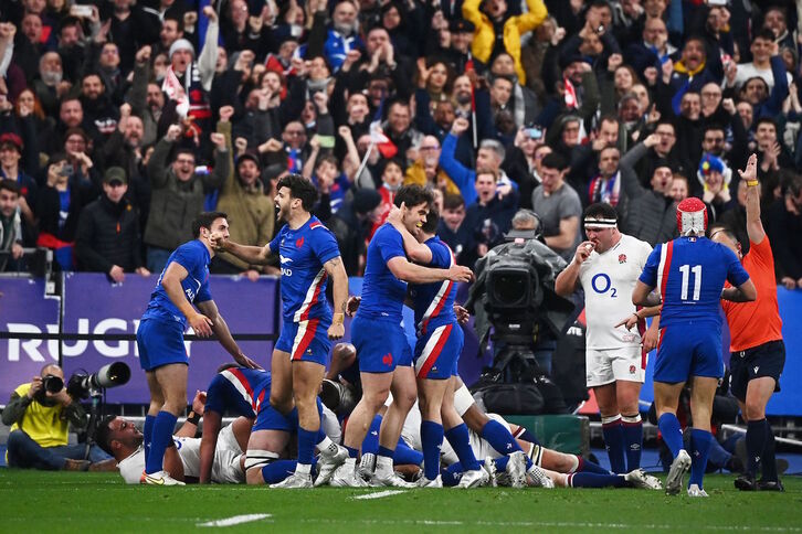 Jugadores de Francia celebran uno de los ensayos ante Inglaterra.
