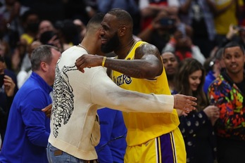 LeBron James, felicitado por su nuevo hito anotador.