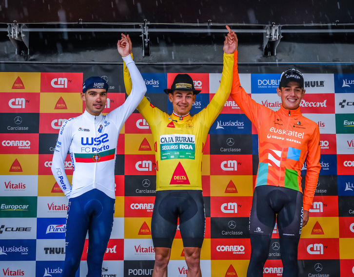 José Fernandes Neves, Orluis Aular y Xabier Mikel Azparren, en el podio final de la Volta ao Alentejo.