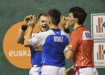 Laso eta Imaz, garaipena ospatzen, Altuna parean dela