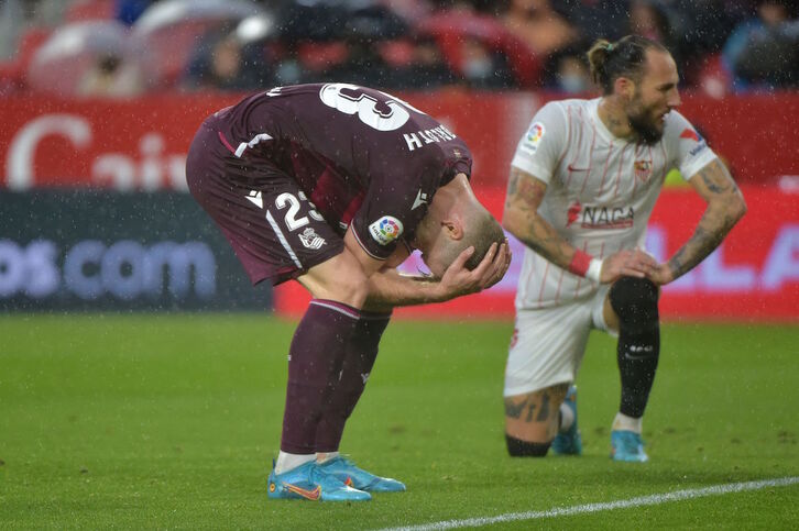 Sorloth se lamenta ante Gudejl después de una de las claras oportunidades no materializadas por la Real.