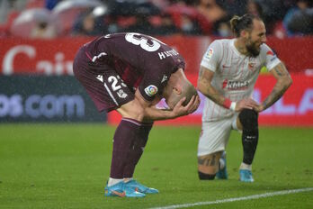 Sorloth se lamenta ante Gudejl después de una de las claras oportunidades no materializadas por la Real.