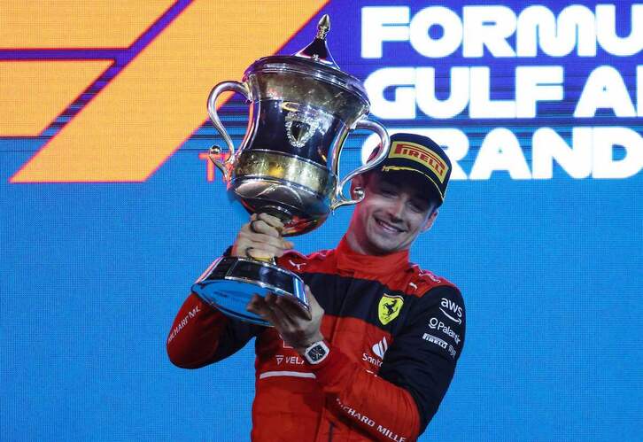 Leclerc celebra el triunfo en el Gran Premio de Bahrain.