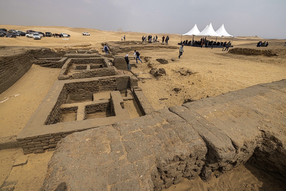 Vista del sitio arqueológico de Saqqara, al sur de El Cairo, donde se han hallado la cinco tumbas presentadas a los medios el 19 de marzo de 2022. (Khaled DESOUKI | AFP)
