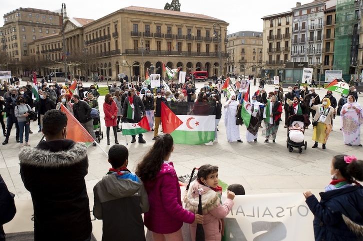 Movilización en defensa del pueblo saharaui en la plaza del Castillo de Iruñea el pasado mes de febrero.