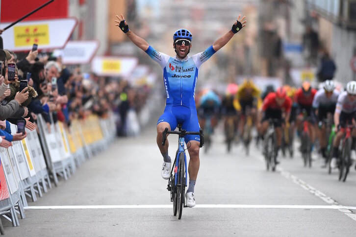 Michael Matthews celebra su victoria en una meta en la que ya ganó en 2019.