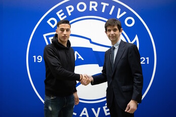 Unai Ropero sella su compromiso con el presidente del Alavés, Alfonso Fernández de Tróconiz