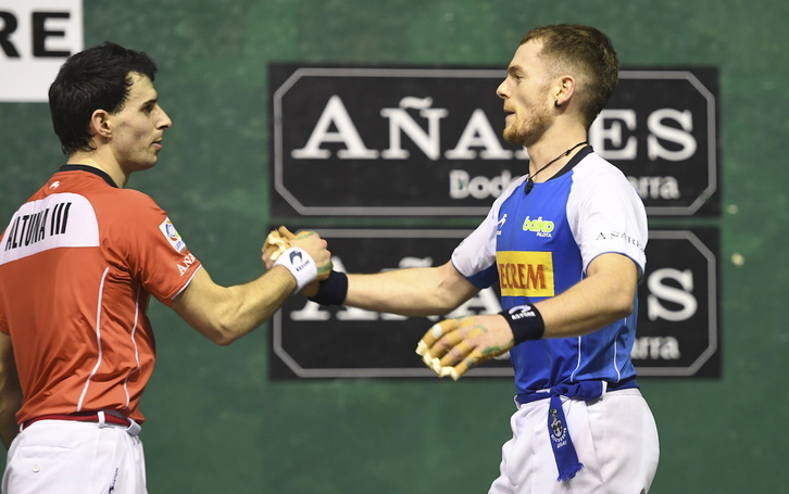 Jokin Altuna y Unai Laso se saludan tras el último partido de Eibar.