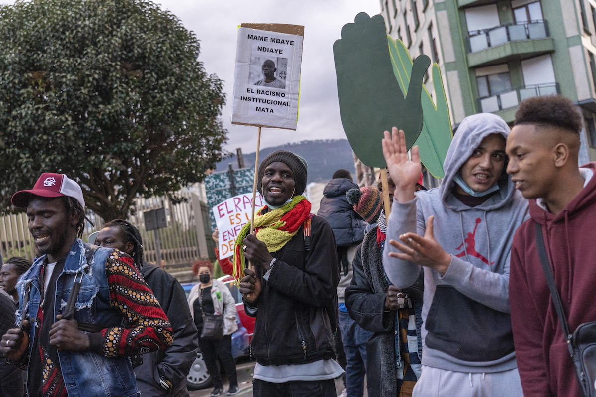 Gazte bat Mame Mbaye Ndiayeren heriotza salatzen duen kartel bat eusten. (Marisol RAMIREZ/FOKU) Gazte bat Mame Mbaye Ndiayeren heriotza salatzen duen kartel bat eusten. (Marisol RAMIREZ/FOKU)
