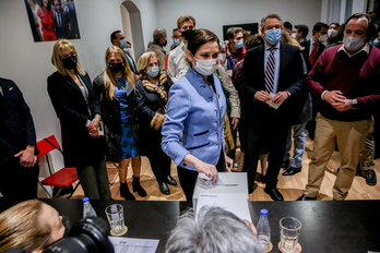 La presidenta de Madrid, Isabel Díaz Ayuso, vota en la sede del PP.