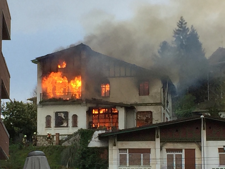 Fuertes llamaradas en el interior de la casa.