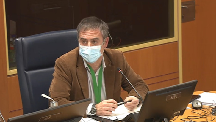 El viceconsejero Miguel de los Toyos anunció la propuesta de planta fotovoltaica en en Parlamento el 15 de febrero.