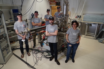 Los integrantes del equipo Sancar posan junto a su microscopio de de barrido de efecto túnel.  