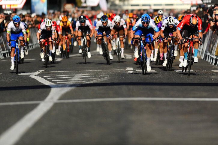 Michael Matthews, a la izquierda, ha lanzado a Kaden Groves, que ha superado a Phil Bauhaus.