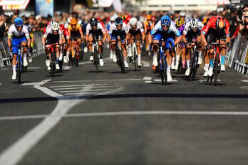 Michael Matthews, a la izquierda, ha lanzado a Kaden Groves, que ha superado a Phil Bauhaus.