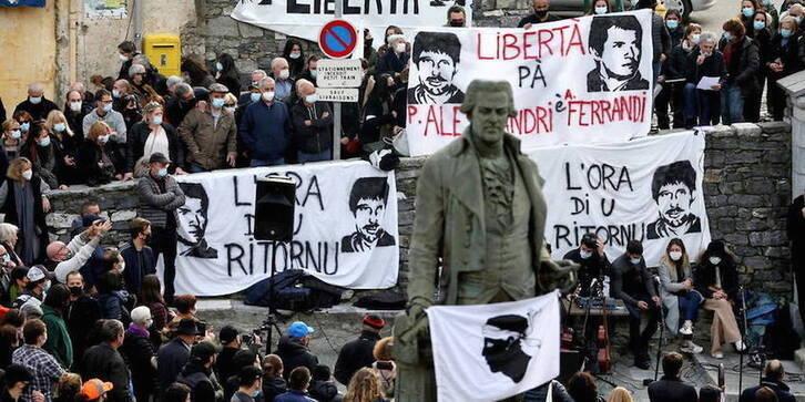 Pancartas con los rostros de Alessandri y Ferrandi en una de las muchas movilizaciones realizadas en Corsica.