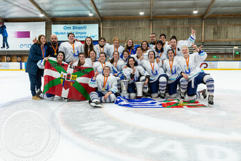 Txuri Urdineko jokalariak eta teknikoak –Koldo Saenz eta Alex Lazcano entrenatzaileak eta Eva Izagirre delegatua tartean–, iragan larunbatean, Majadahondan, Liga titulua ospatzen.