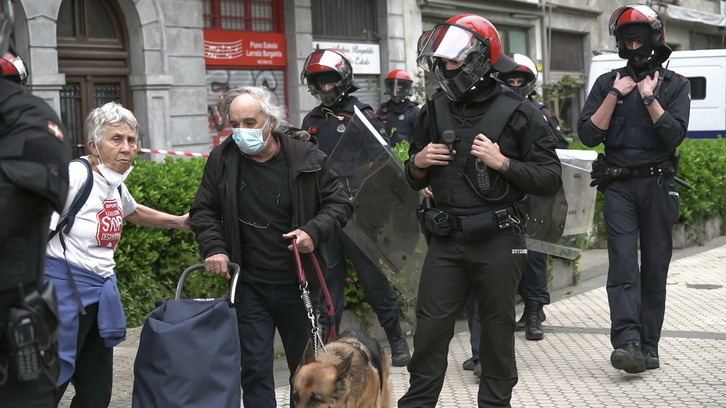 Momento en el que Iñaki Setién fue desahuciado de su vivienda en Ategorrieta.