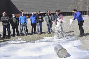 Protesta de los ganaderos ante el Baluarte de Iruñea.