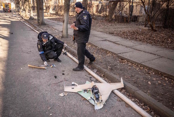 Policías ucranianos inspeccionan un posible dron ruso que habría sido derribado en Kiev.