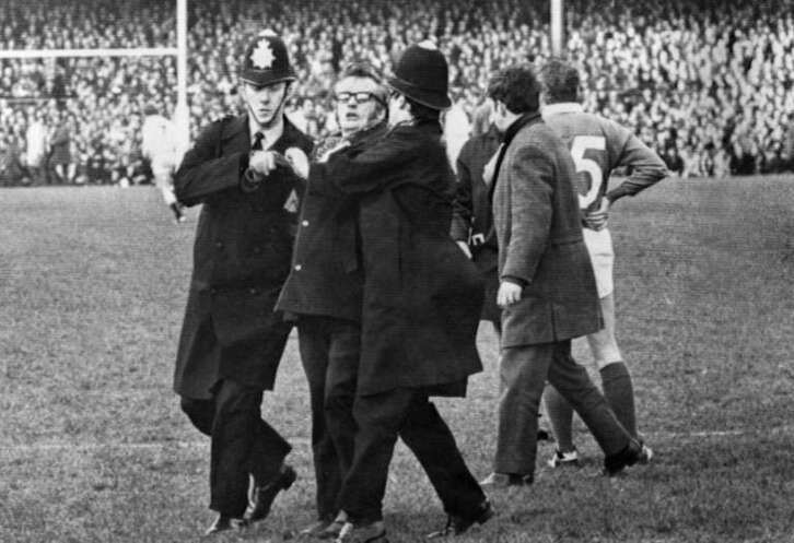 Febrero de 1972, un manifestante es retirado del césped de Twickenham por policías ingleses. 