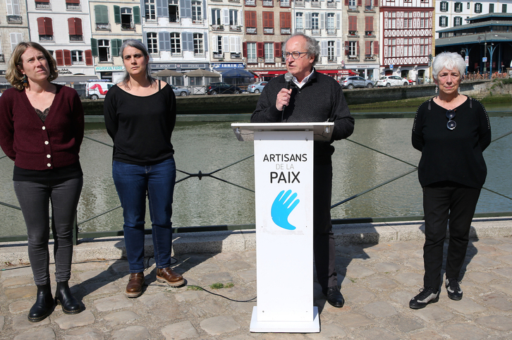 Yvan Colonnaren senideei elkartasuna adierazi die Bake Bideak.