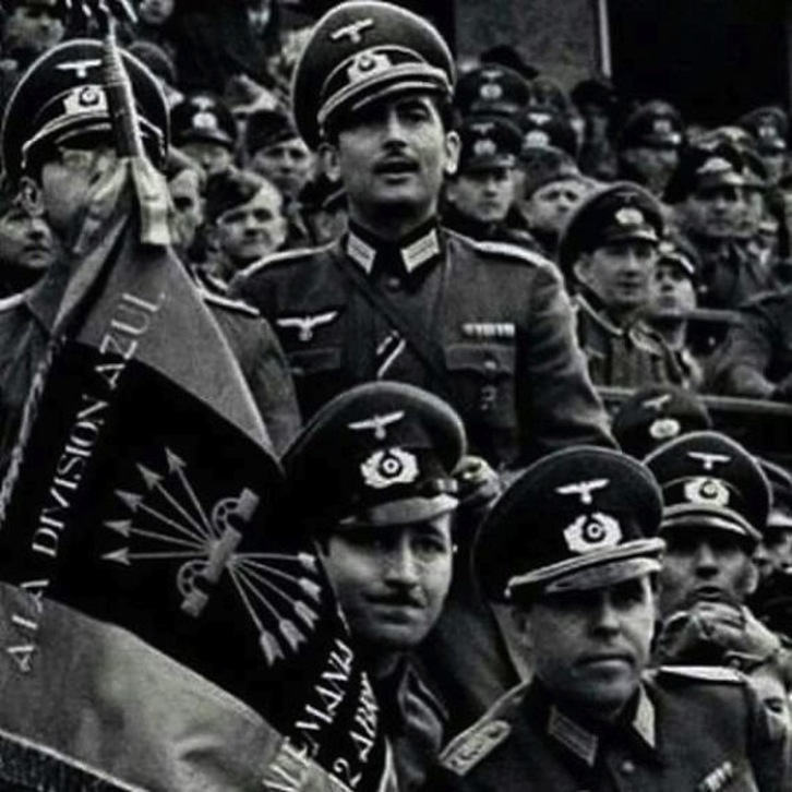 Oficiales de la División Azul en un partido de fútbol en el Estadio Olímpico de Berlín, en abril de 1942.
