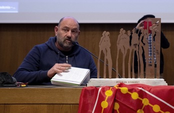 Patxi Aldunate, junto a una reproducción de su obra ‘Populus Baskonia’.