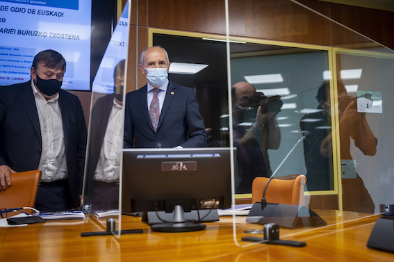 El consejero de Seguridad, Josu Erkoreka, en una comparecencia parlamentaria. (Jaizki FONTANEDA/FOKU)