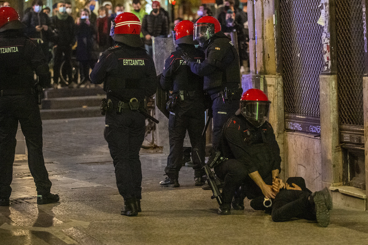 Imagen de archivo de una detención realizada por la Ertzaintza en Donostia.