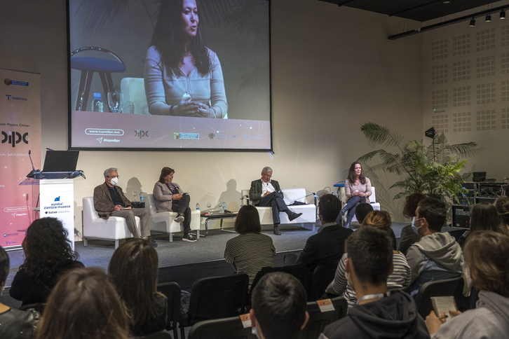 Encuentro entre científicas y alumnado celebrado este viernes en Donostia.