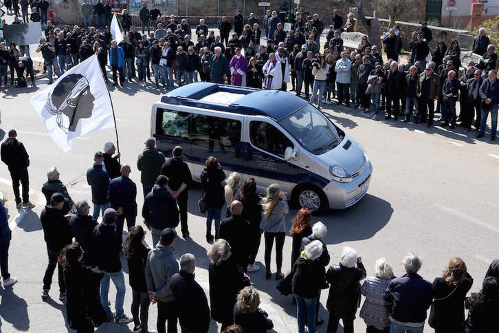 Ciudadanos aguardan, en silencio, el paso del coche fúnebre, en Carghjese.