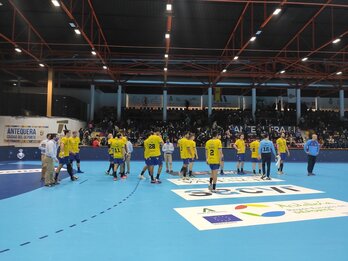 Los jugadores del Bidasoa agradecen el apoyo de la afición que se ha desplazado hasta Antequera.