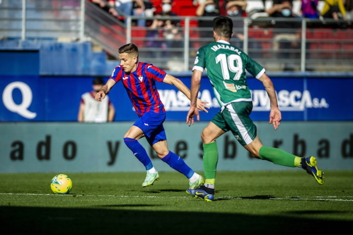 Ipurua registró la mejor entrada de la temporada hace dos semanas, en el derbi entre Eibar y Amorebieta. En la imagen, Corpas e Irazabal.
