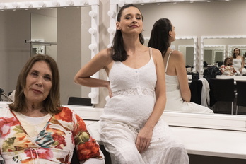Marta Betoldi, autora y actriz de la obra de teatro «Contracciones», junto a la actriz Laura Azcurra en uno de los camerinos del Teatro Campos Elíseos de Bilbo el jueves.