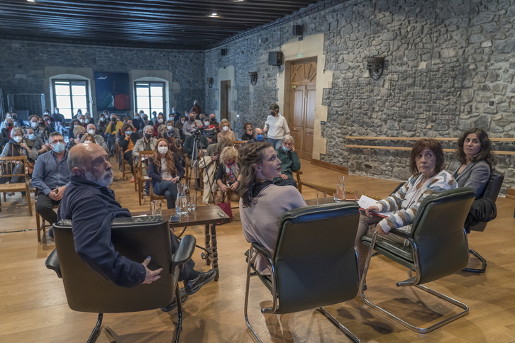Paco Etxeberria, Olatz Retegi, Olatz Barrenetxea y Laura Pego, este viernes en Oiartzun.