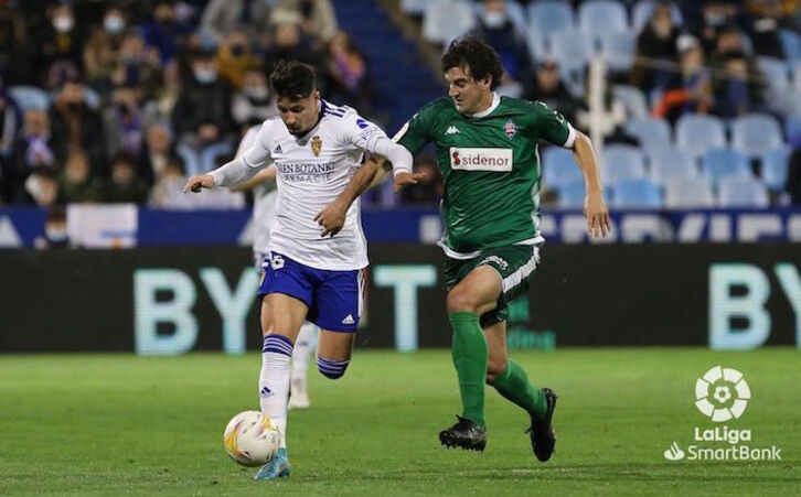 San José corre junto a Borja Sáinz, el futbolista que más ha inquietado a la zaga vizcaina.
