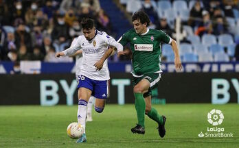 San José corre junto a Borja Sáinz, el futbolista que más ha inquietado a la zaga vizcaina.