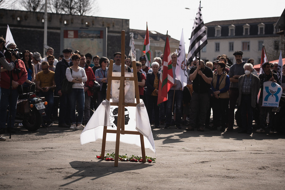 Les manifestants rassemblés devant le portrait d'Yvan Colonna posé sur un chevalet place Paul-Bert.
