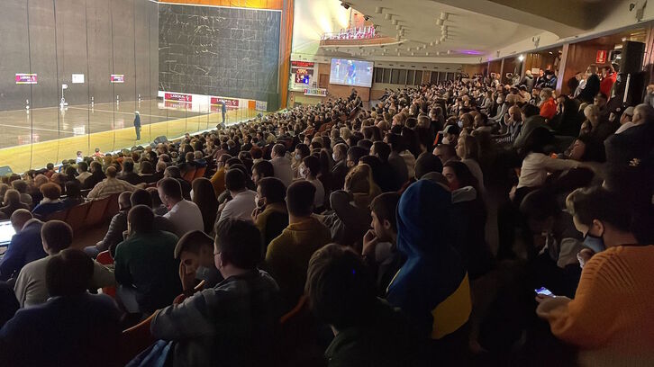 Gernikako Jai Alai pilotalekua, jendez lepo txapelketako jaialdi batean.