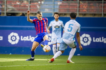 Stoichkov golpea el balón ante el defensa lucense Pita.