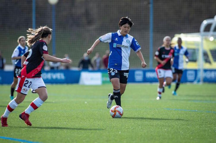 Miku, que ha cuajado una gran actuación, conduce el balón durante el encuentro que se ha disputado en Ibaia.