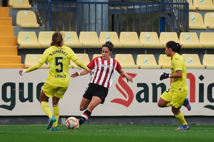 Oihane centra desde la banda ante la oposición de Giménez.