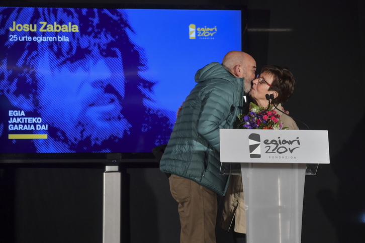 Eneko Etxeberria, hermano de «Naparra», y María Jesús Salegi, madre de «Basajaun», en el acto de Etxarri-Aranatz.