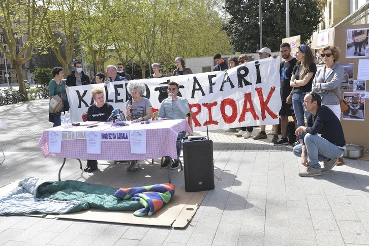 Egiako Kaleko Afari Solidarioak Taldeak prentsaurreko-hamaiketakoa eman du lehen urtebetetzea ospatzeko.