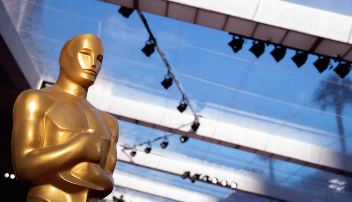 La estatuilla, en formato gigante, esperando a los invitados y candidatos.