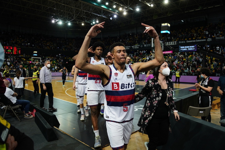Un exhultante Baldwin celebra la victoria de Baskonia en Miribilla.