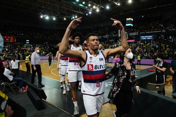 Un exhultante Baldwin celebra la victoria de Baskonia en Miribilla.