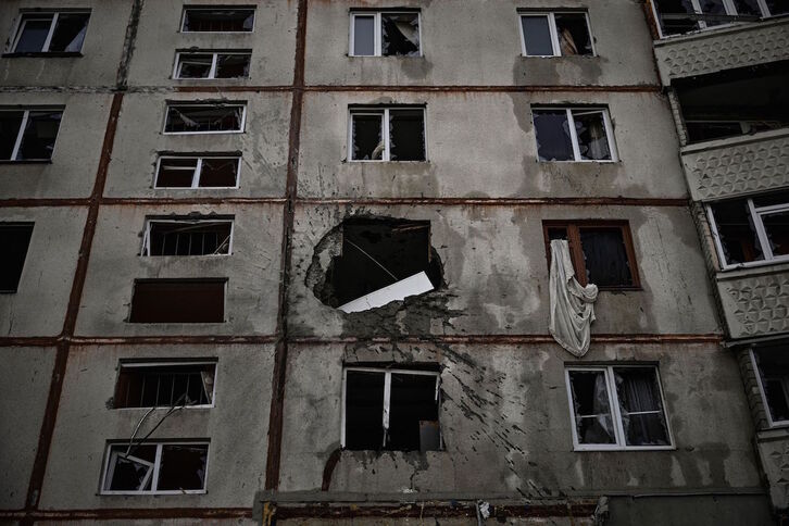 Edificio dañado por los bombardeos rusos en Jarkov.